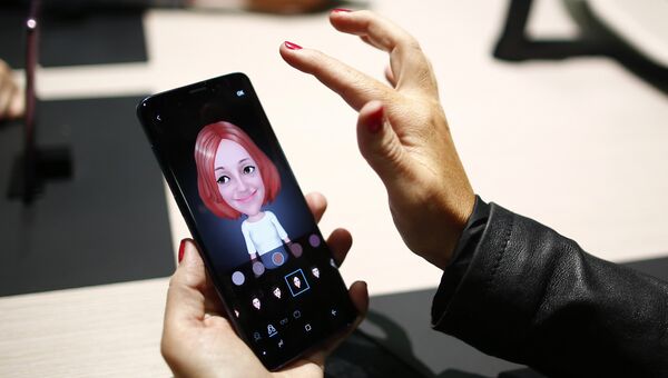 Девушка держит новый смартфон Samsung Galaxy S9 на мероприятии Samsung Galaxy Unpacked 2018 в Барселоне, Испания. 25 февраля 2018 года