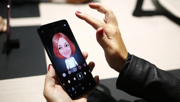 Девушка держит новый смартфон Samsung Galaxy S9 на мероприятии Samsung Galaxy Unpacked 2018 в Барселоне, Испания. 25 февраля 2018 года