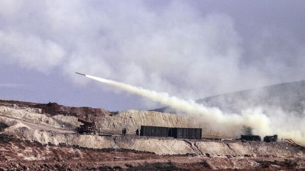 Турецкая артиллерия стреляет по сирийским курдским позициям в районе Африна в Сирии. Архивное фото