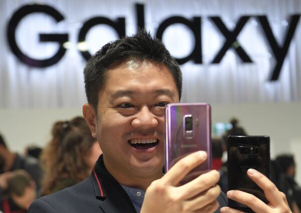 Мужчина держит новый Samsung Galaxy S9 на мероприятии Samsung Galaxy Unpacked 2018 в Барселоне, Испания. 25 февраля 2018 года
