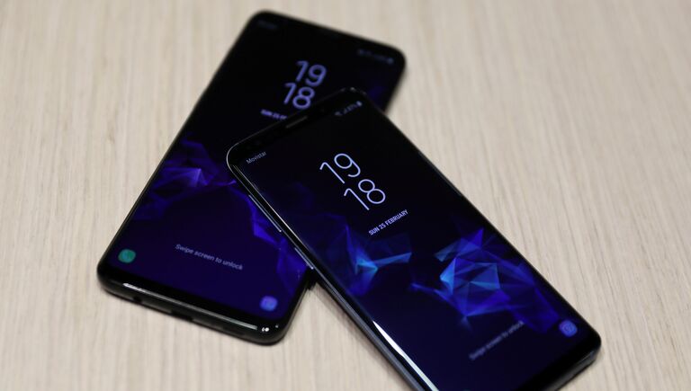 Новые смартфоны Samsung S9 и S9 Plus после церемонии презентации на Mobile World Congress в Барселоне, Испания. 25 февраля 2018 года