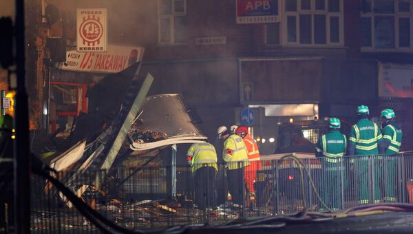 Спасатели на месте взрыва, который уничтожил магазин и дом в Лестере, Британия. 25 февраля 2018