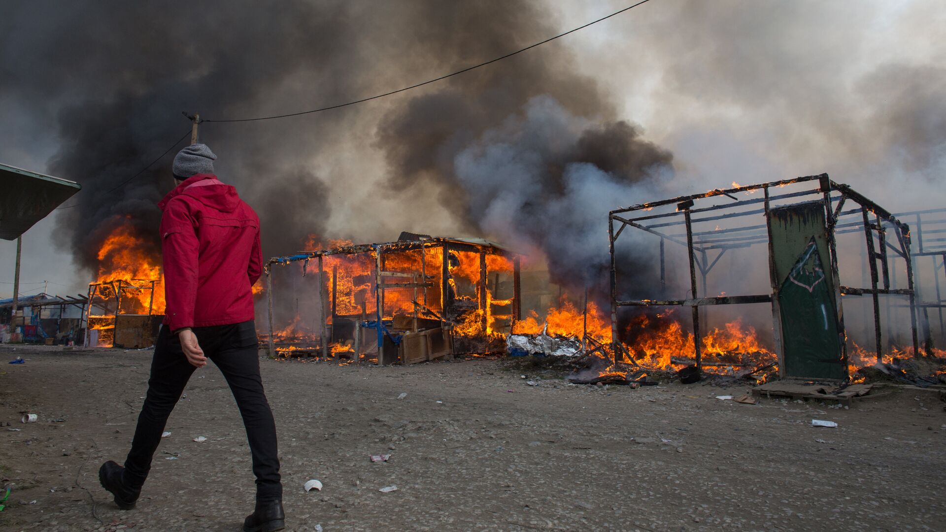 Пожар в лагере беженцев Джунгли в Кале во Франции, 26 октября 2016 года - РИА Новости, 1920, 12.12.2022
