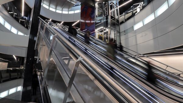 Эскалаторы в вестибюле Большой кольцевой линии Московского метрополитена. Архивное фото