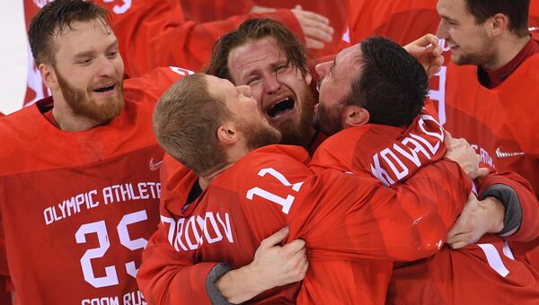 Российские хоккеисты радуются победе в финальном матче по хоккею среди мужчин на XXIII зимних Олимпийских играх
