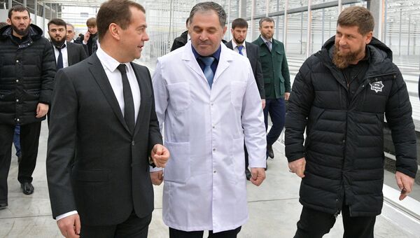 Дмитрий Медведев и глава Чечни Рамзан Кадыров во время посещения тепличного комплекса ЮгАгроХолдинг в Грозном. 26 февраля 2018