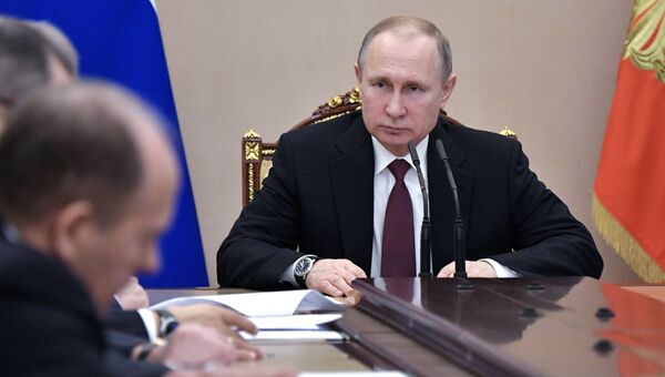 Владимир Путин проводит совещание с постоянными членами Совета безопасности РФ. Архивное фото