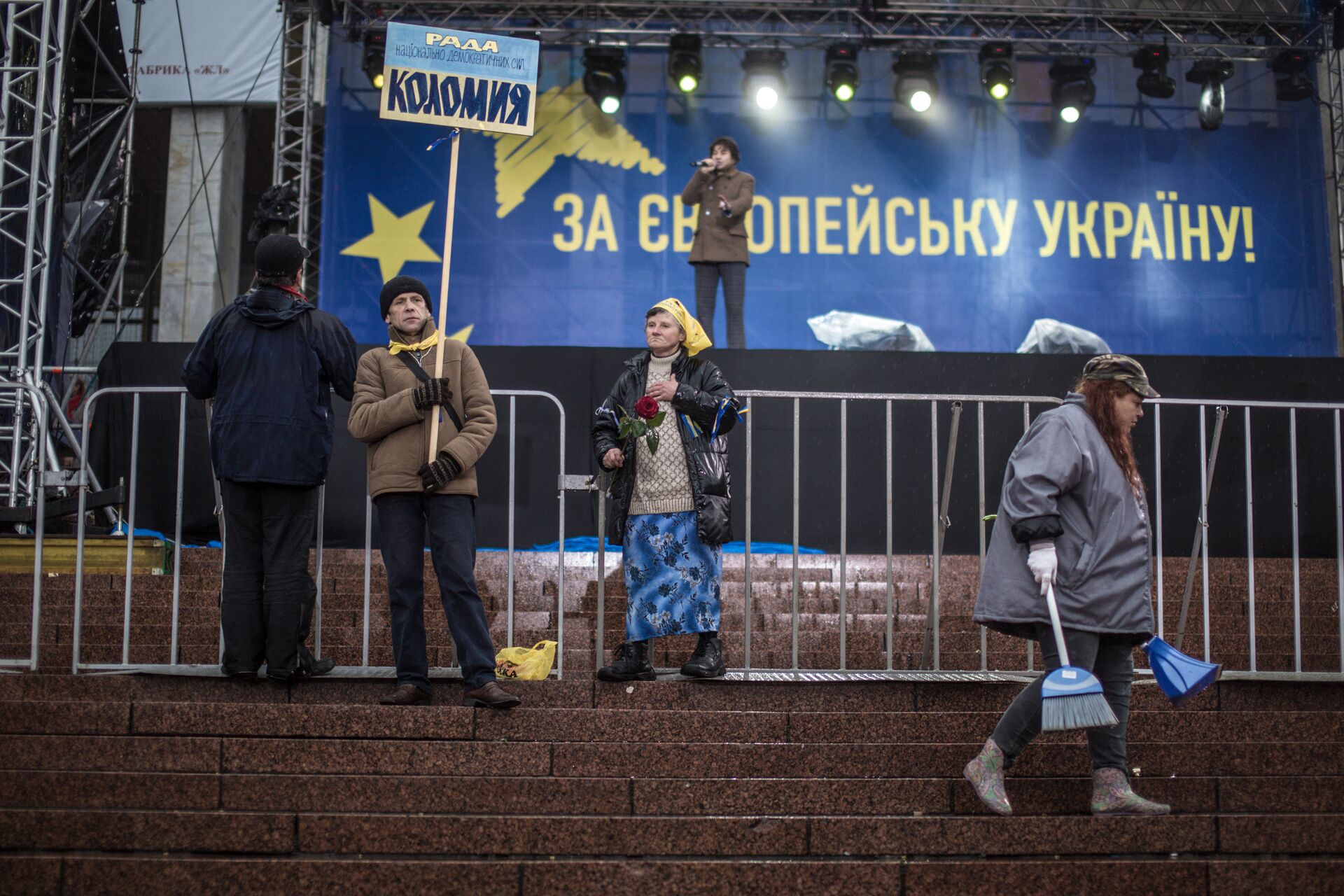 Сторонники евроинтеграции Украины около сцены на Европейской площади в Киеве. 25 января 2013 - РИА Новости, 1920, 13.05.2022