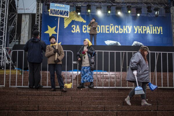 Сторонники евроинтеграции Украины около сцены на Европейской площади в Киеве. 25 января 2013 Сторонники евроинтеграции Украины около сцены на Европейской площади в Киеве. 25 января 2013