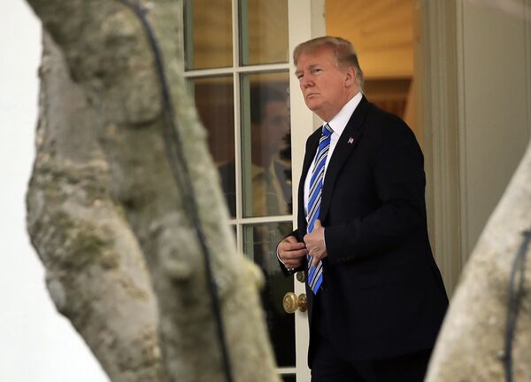 Президент США Дональд Трамп выходит из Овального кабинета. 16 февраля 2018 Президент США Дональд Трамп выходит из Овального кабинета. 16 февраля 2018