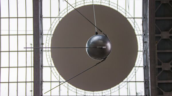 Макет первого искусственного спутника Земли в павильоне Космос на ВДНХ