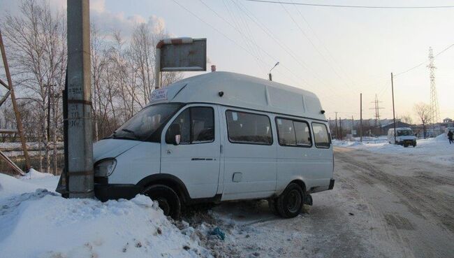 Омич угнал маршрутное такси, чтобы доехать домой и врезался в столб. 27 февраля 2018