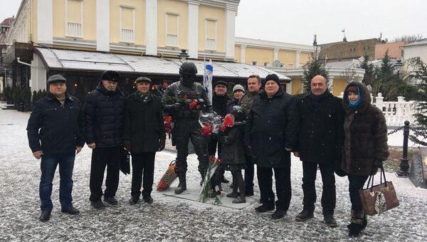  Жители несут цветы в центр Симферополя к памятнику Вежливым людям. 27 февраля 2018