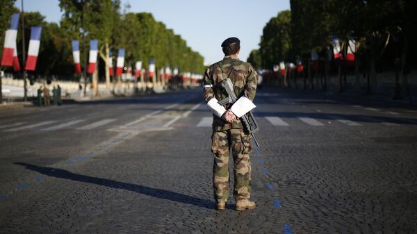 Французский солдат во время военного парада в День взятия Бастилии в Париже