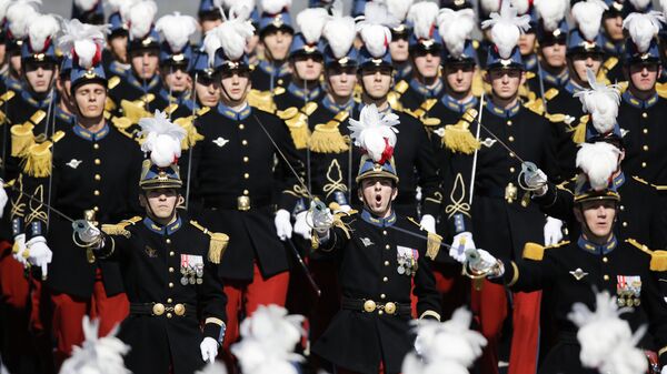 Французские солдаты во время военного парада в День взятия Бастилии в Париже 