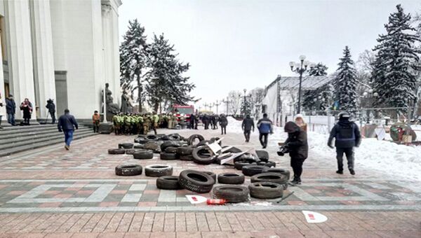 Последствия столкновений полиции и сторонников Михаила Саакашвили у здания Верховной рады в Киеве. 27 февраля 2018