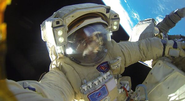 Селфи космонавта Роскосмоса Антона Шкаплерова во время выхода в открытый космос. 2 февраля 2018 года