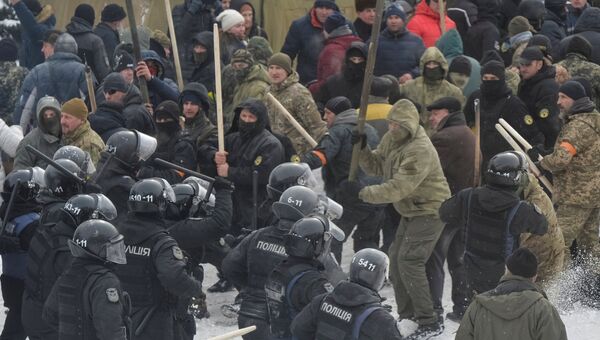 Сотрудники полиции и сторонники Михаила Саакашвили у здания Верховной рады в Киеве, Украина. 27 февраля 2018