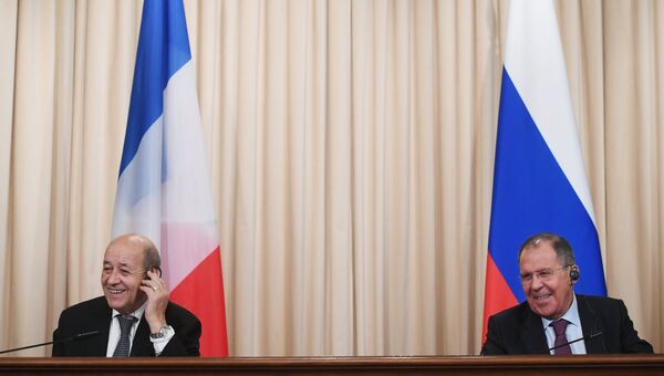 Министр иностранных дел Франции Жан-Ив Ле Дриан и министр иностранных дел РФ Сергей Лавров после пресс-конференции по итогам встречи в Москве. 27 февраля 2018