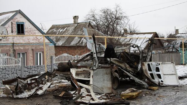 Автомобиль Газель, разрушенный в результате обстрела, в городе Докучаевск Донецкой области. Архивное фото