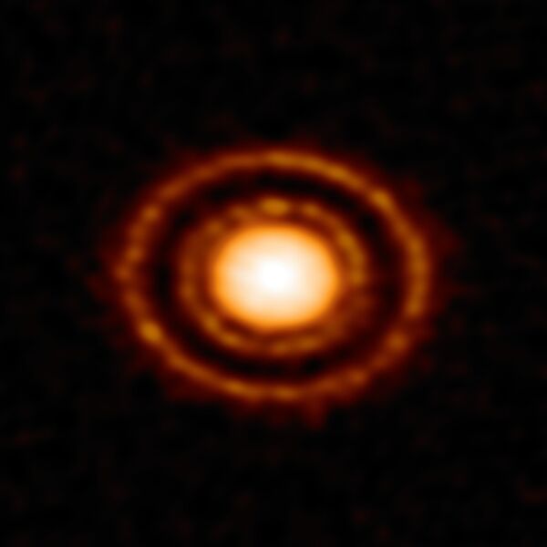Протопланетный диск AS 209, расположенный в 410 световых годах от Солнца снятый телескопом ALMA