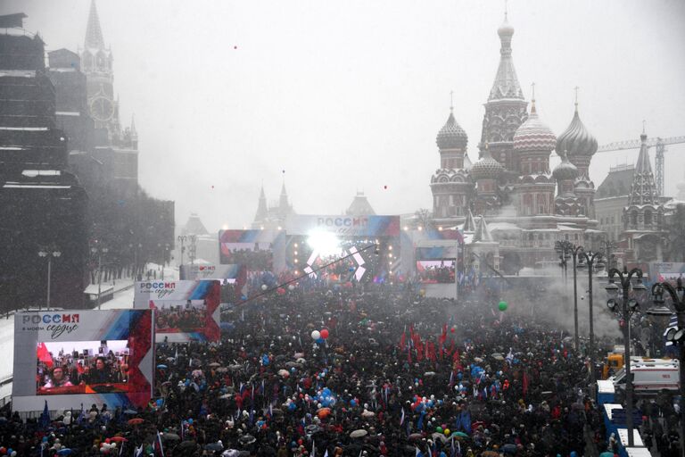 Участники митинга Россия в моем сердце! на Васильевском спуске в Москве