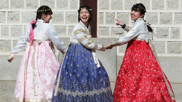 Девушки в национальной корейской одежде ханбок у королевского дворца Кенбоккун в Сеуле
