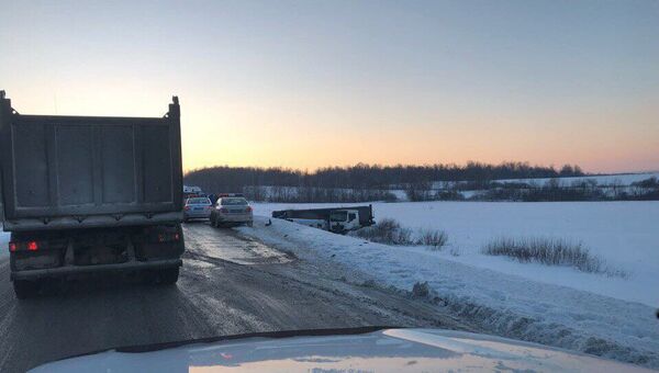 На месте дорожно-транспортного происшествия на федеральной автодороге М5, где столкнулись грузовик и микроавтобус. 27 февраля 2018