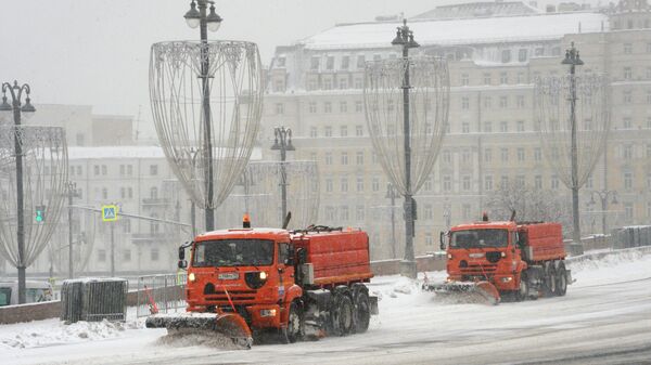 Снегоуборочная техника коммунальных служб Москвы во время ликвидации последствий сильного снегопада