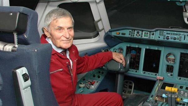 Советский летчик-испытатель, герой СССР Юрий Курлин. Архивное фото