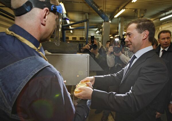 Президент РФ Дмитрий Медведев во время посещения Колымского аффинажного завода в Магадане
