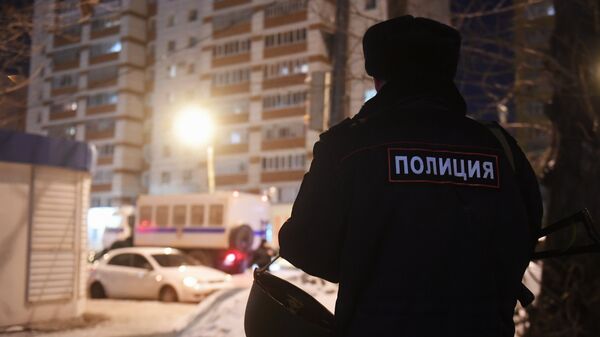 Сотрудник правоохранительных органов у одного из жилых домов на улице Авангардная в Казани, где 27 февраля произошла перестрелка
