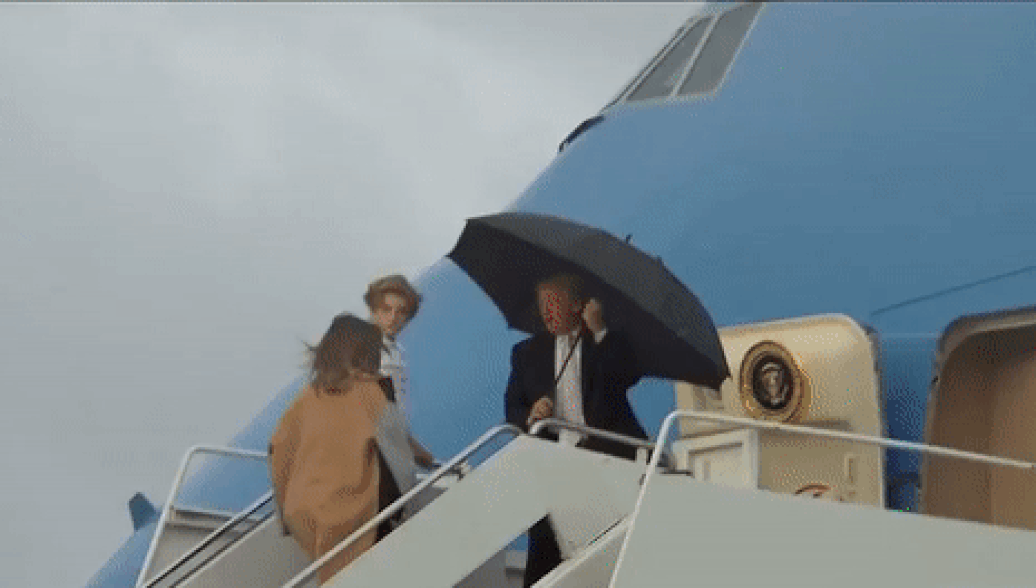 Трамп с зонтом. Архивное фото