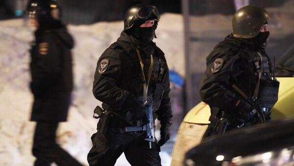 Сотрудники правоохранительных органов у одного из жилых домов на улице Авангардная в Казани, где 27 февраля произошла перестрелка.