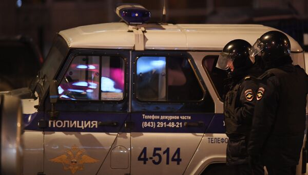 Сотрудники правоохранительных органов у одного из жилых домов на улице Авангардная в Казани, где 27 февраля произошла перестрелка