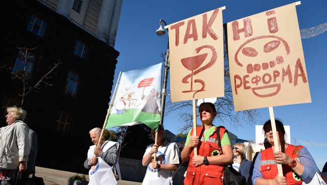 Участники акции протеста работников здравоохранения в Киеве