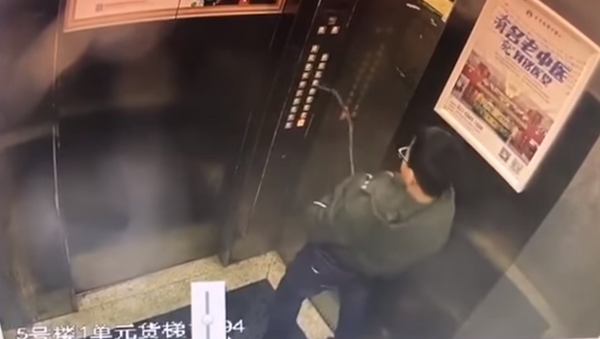 Подросток мочится в лифте