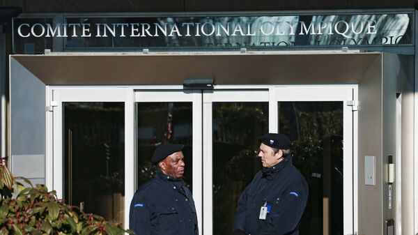 Сотрудники службы безопасности у входа в штаб-квартиру Международного олимпийского комитета в Лозанне