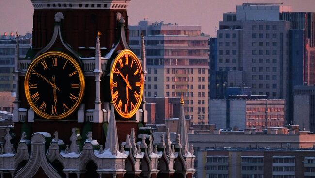 Часы на Спасской башне Московского Кремля. архивное фото