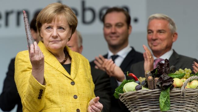 Канцлер ФРГ Ангела Меркель знакомится с фермерской продукцией во Фрайбурге, Германия. Архивное фото