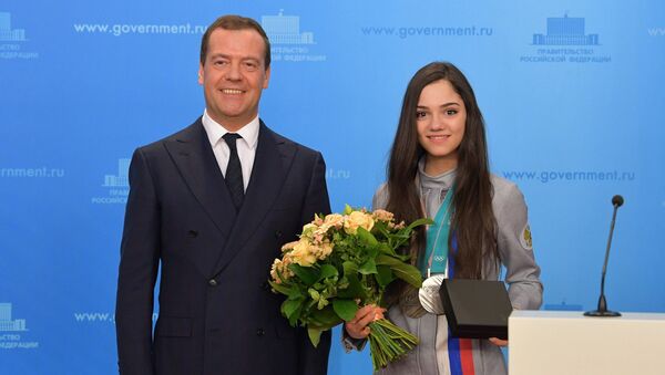 Председатель правительства РФ Дмитрий Медведев и серебряный призер по фигурному катанию Евгения Медведева на церемонии вручения автомобилей российским спортсменам