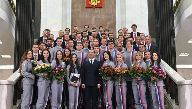 Церемония вручения премьер-министром РФ Д. Медведевым автомобилей победителям и призерам зимней Олимпиады -2018 в Пхенчхане. Архивное фото