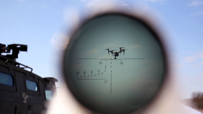 БПЛА, наблюдаемый через оптический прицел, во время учений по борьбе с воздушными целями. Архивное фото