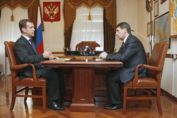 Президент РФ Дмитрий Медведев и губернатор Магаданской области Николай Дудов