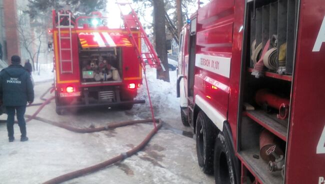 Сотрудники МЧС на месте пожара в городском поселении Раменское на улице Кирова. 1 марта 2018