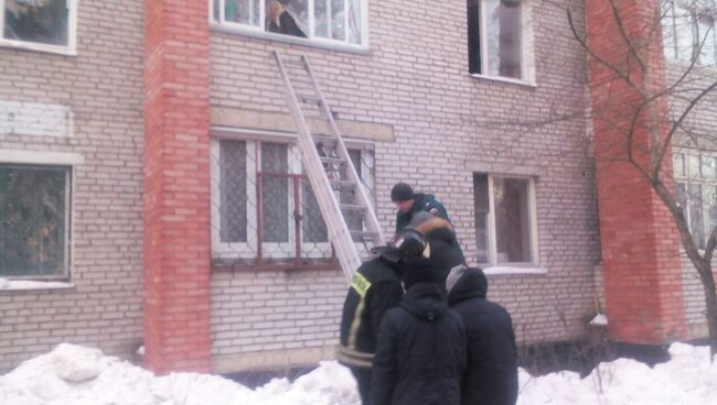 Сотрудники МЧС на месте пожара в городском поселении Раменское на улице Кирова. 1 марта 2018