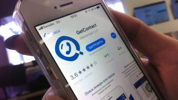 Приложение GetContact на экране мобильного телефона. Архивное фото