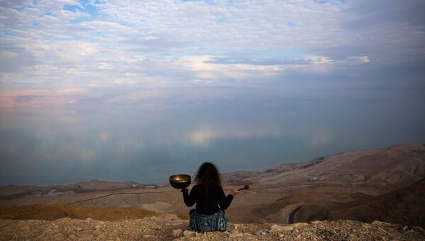 Девушка с поющей чашей на берегу Мертвого моря