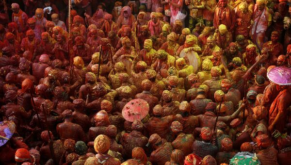 Фестиваль красок Холи в деревне Нандгаон