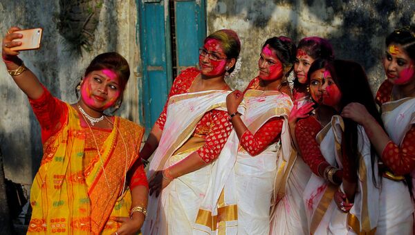 Фестиваль красок Холи в Калькутте